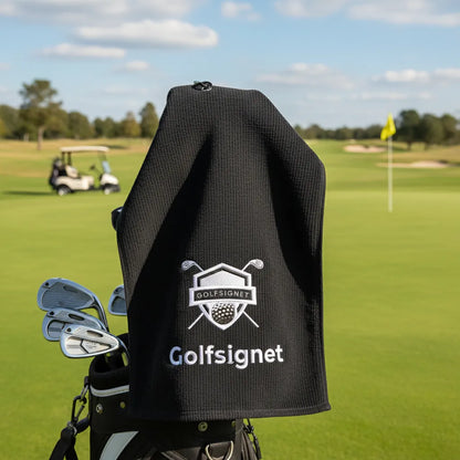 Golf bag with clubs on a golf course, featuring the 'Colfsignet' brand.